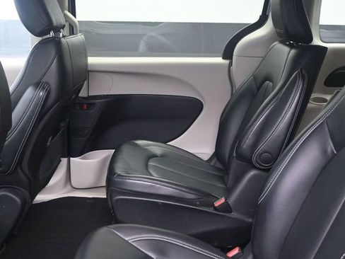 Used 2023 Chrysler Pacifica Touring-L image 8