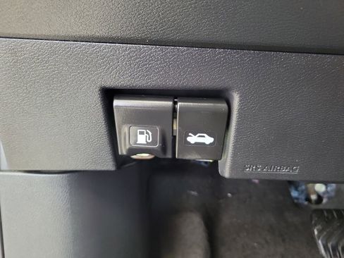 Used 2023 Nissan Versa SV w/ Electronics Package FWD image 33