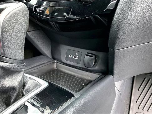 Used 2019 Nissan Rogue SV AWD/4WD image 16
