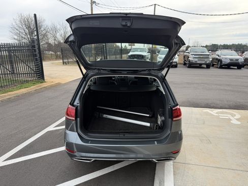 Used 2018 Volkswagen Golf S image 11