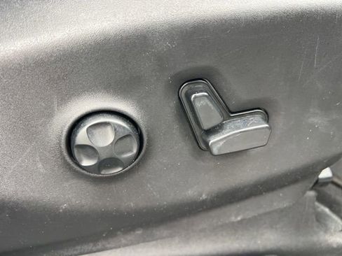 Used 2019 Chrysler Pacifica Touring-L image 37