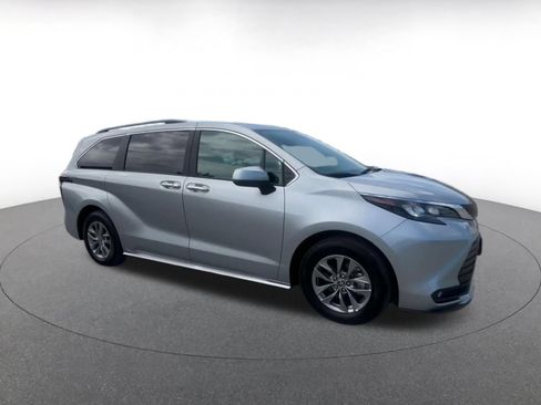 Used 2025 Toyota Sienna XLE FWD image 2