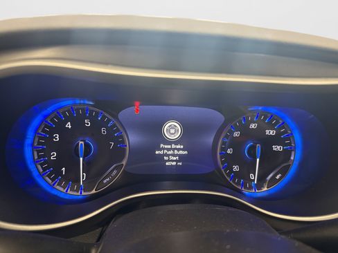 Used 2024 Chrysler Pacifica Touring-L FWD image 10