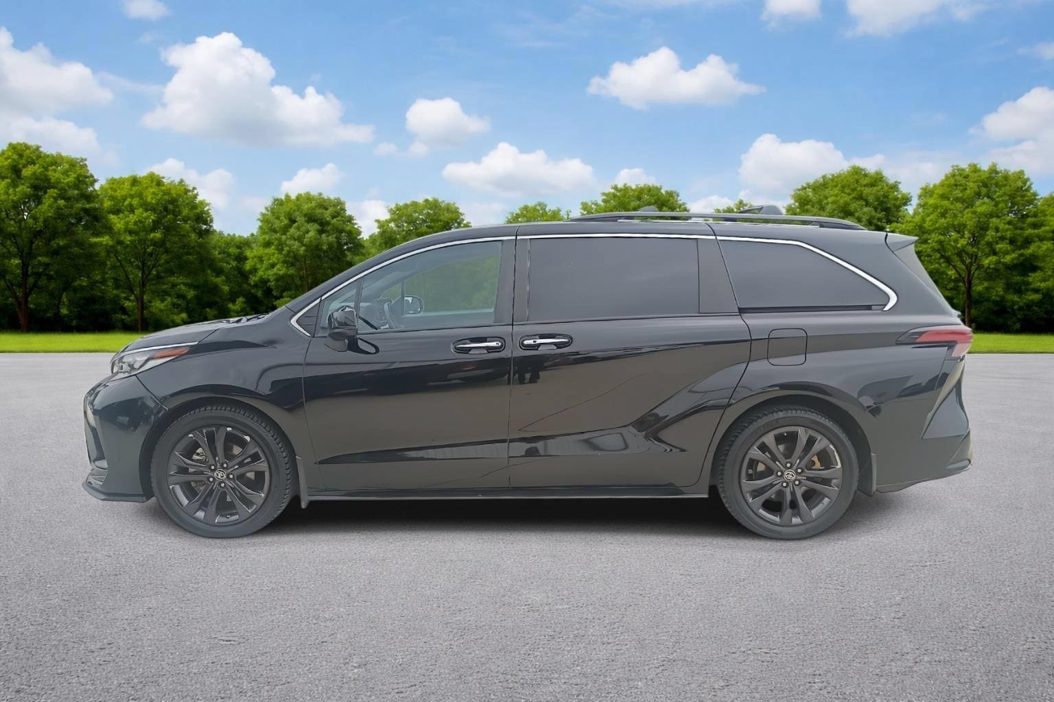Used 2023 Toyota Sienna XSE FWD image 4