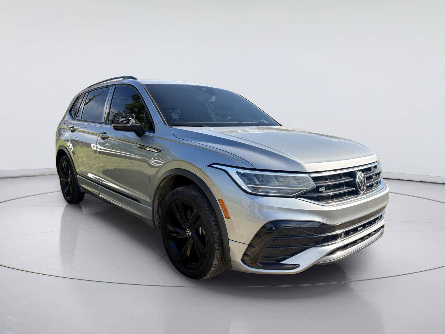 Used 2023 Volkswagen Tiguan SE R-Line FWD image 1