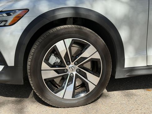 Used 2025 Volvo V60 B5 Cross Country Plus image 24