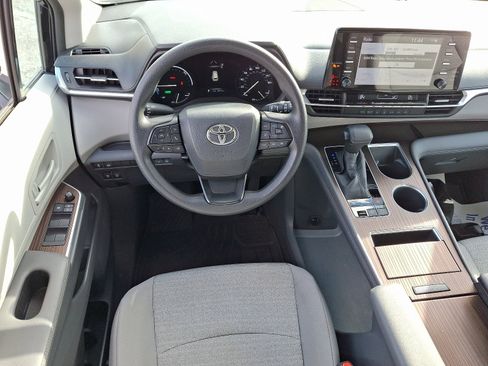 Certified 2022 Toyota Sienna LE image 12