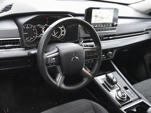 Used 2024 Mitsubishi Outlander SE image 16