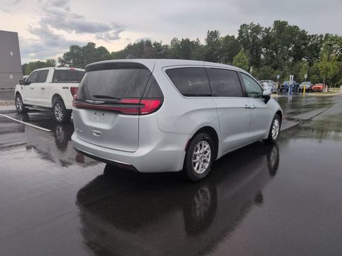 Used 2023 Chrysler Pacifica Touring-L FWD image 7