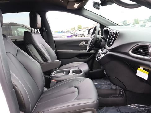 New 2027 Chrysler Pacifica LX FWD image 8