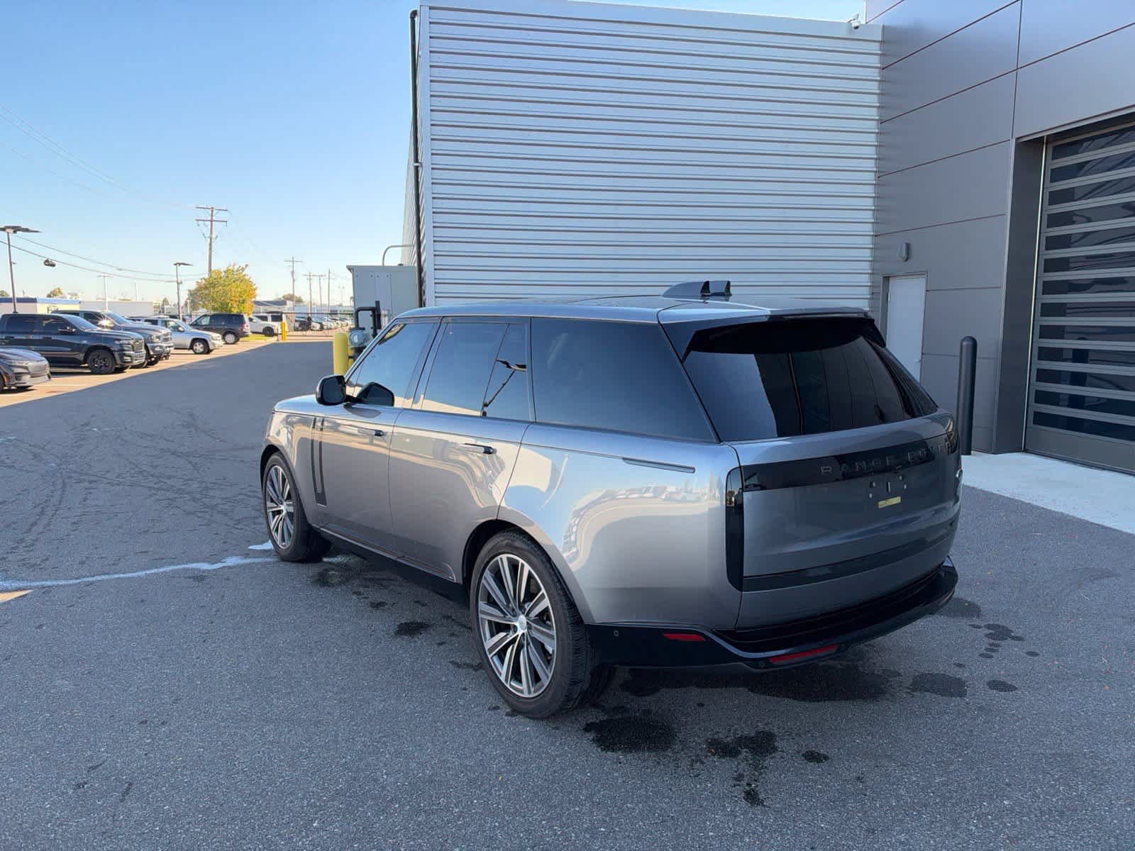 Used 2023 Land Rover Range Rover SE AWD/4WD image 3