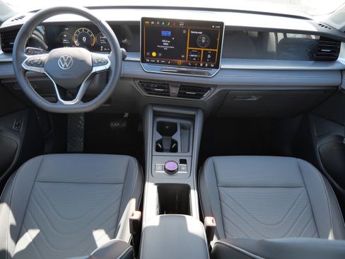 Certified 2025 Volkswagen Tiguan SE image 10