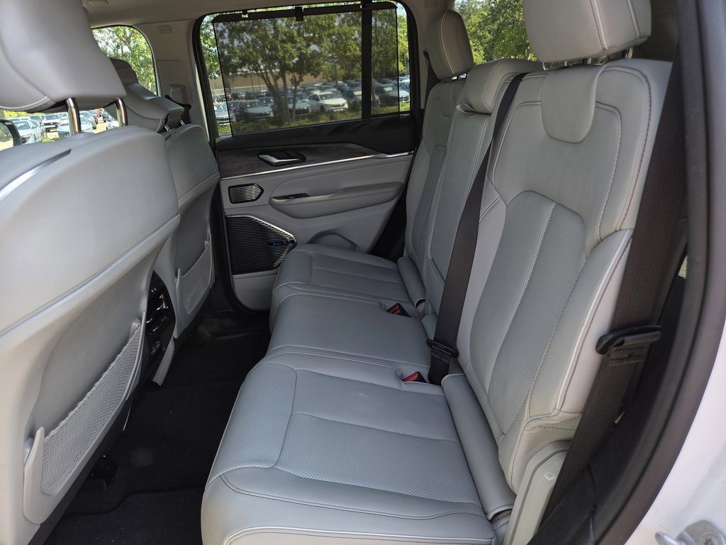 Used 2022 Jeep Grand Cherokee Overland w/ Advanced Protech Group III AWD/4WD image 23