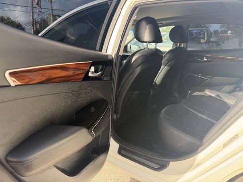 Used 2017 Kia Cadenza Premium w/ Luxury Package FWD image 18