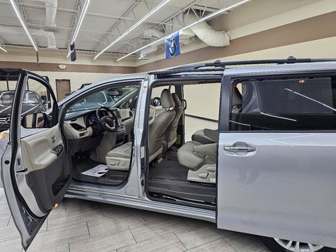 Used 2015 Toyota Sienna XLE w/ XLE Navigation Package FWD image 15