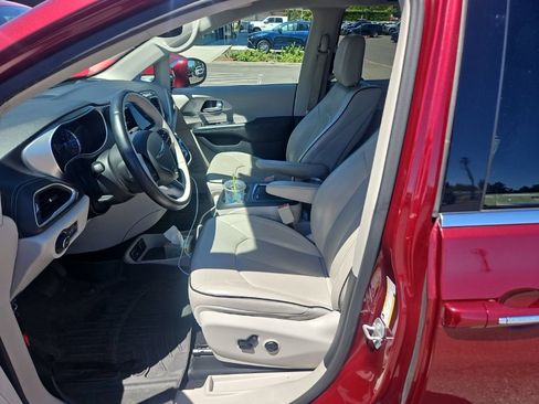 Used 2018 Chrysler Pacifica Limited FWD image 4