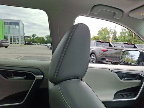 Used 2021 Toyota RAV4 Limited image 13