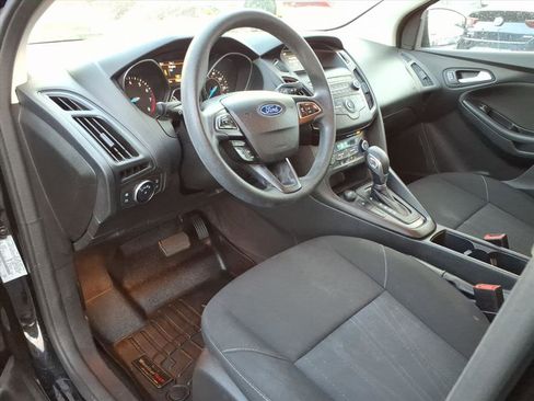 Used 2018 Ford Focus SE w/ SE Appearance Package image 12