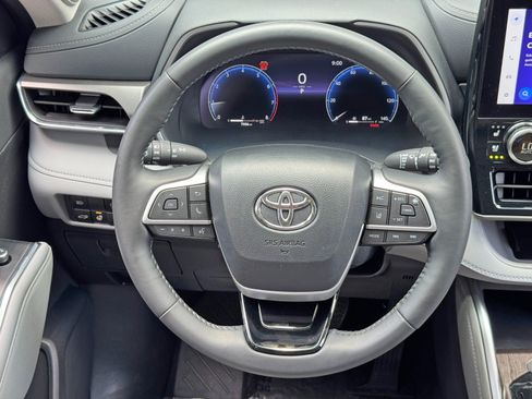 Used 2024 Toyota Highlander Limited AWD/4WD image 22