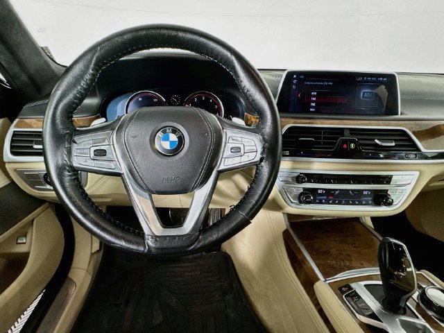 Used 2018 BMW 750i RWD image 10