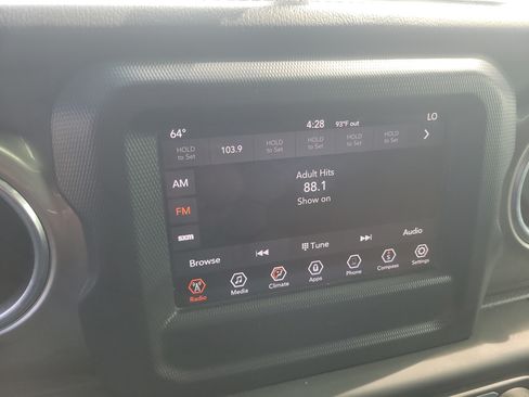 Used 2018 Jeep Wrangler Unlimited Sahara AWD/4WD image 22