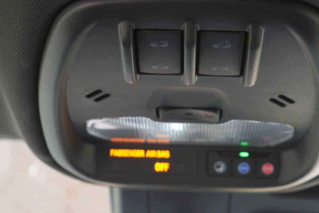Used 2024 Chevrolet Trax RS w/ Sunroof Package FWD image 21