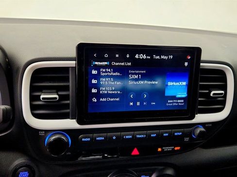 Used 2023 Hyundai Venue Limited FWD image 18