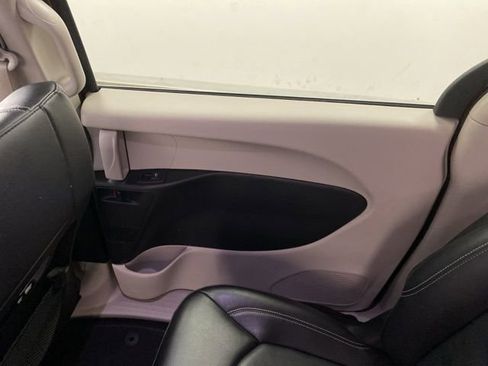 Used 2022 Chrysler Pacifica Touring-L image 26