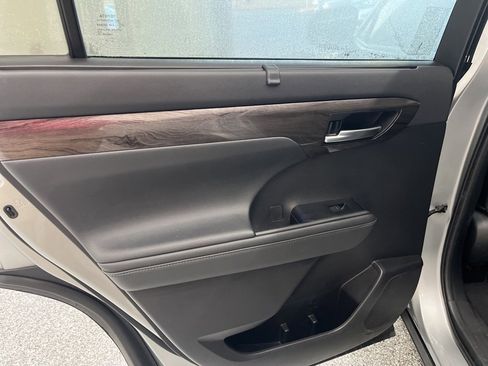 Used 2021 Toyota Highlander Limited image 28