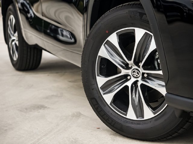 New 2026 Toyota Highlander XLE AWD/4WD image 2