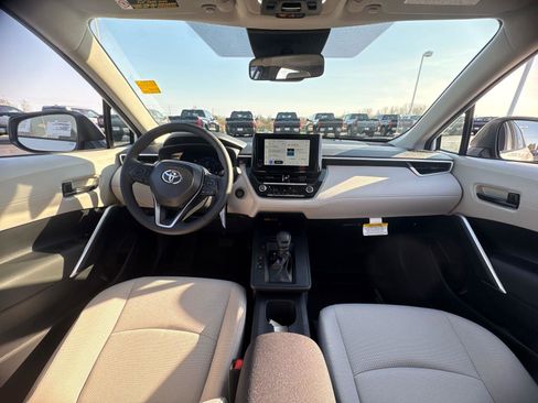 Used 2026 Toyota Corolla Cross LE AWD/4WD image 16