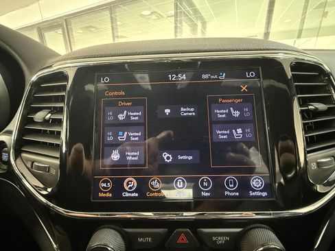 Used 2020 Jeep Grand Cherokee Limited w/ Luxury Group II RWD image 13