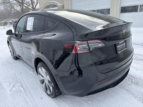 Used 2022 Tesla Model Y Long Range image 8