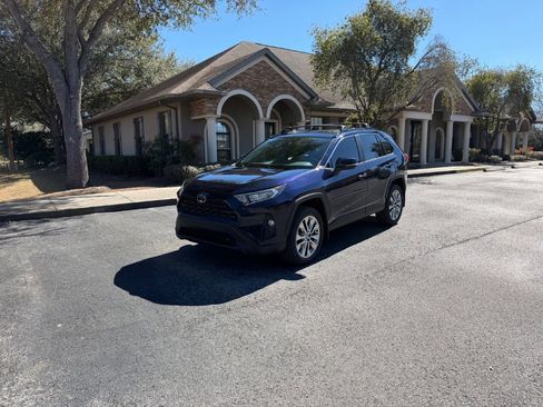 Used 2021 Toyota RAV4 XLE Premium image 4
