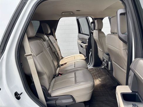 Used 2018 Ford Expedition XLT w/ Equipment Group 202A AWD/4WD image 9