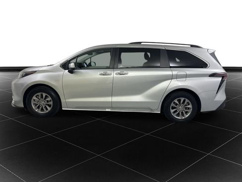 Used 2024 Toyota Sienna XLE image 2
