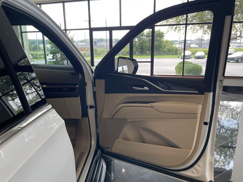 Certified 2024 Cadillac Escalade ESV Premium Luxury AWD/4WD image 18