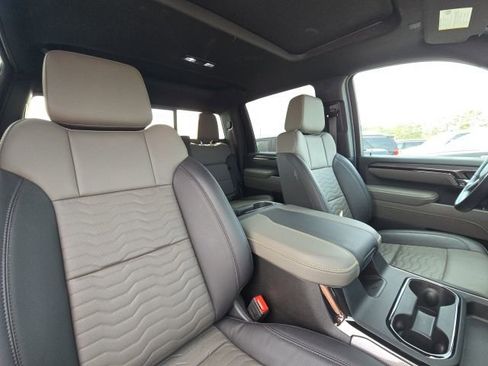 Used 2025 Chevrolet Silverado 2500 ZR2 w/ Technology Package image 19