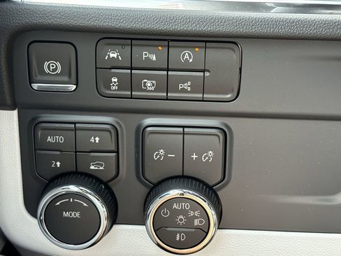 New 2025 Chevrolet Suburban Premier AWD/4WD image 35