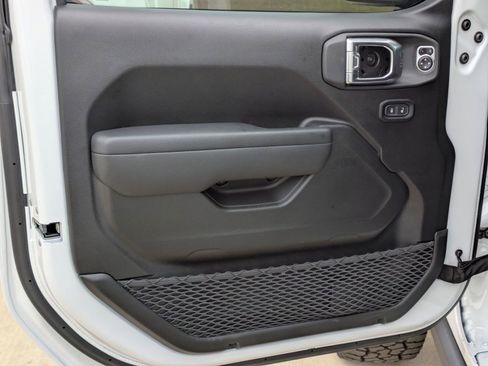 Used 2025 Jeep Gladiator Rubicon w/ Convenience Group image 11