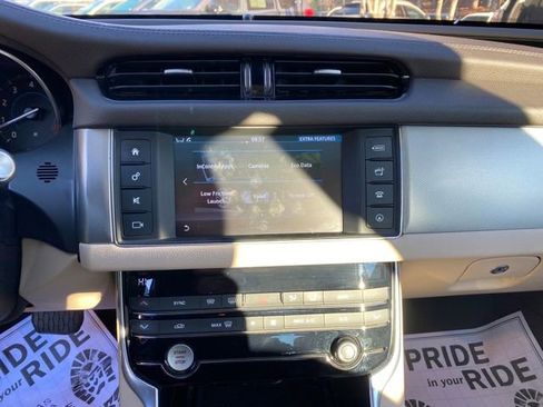 Used 2017 Jaguar XF Premium image 31
