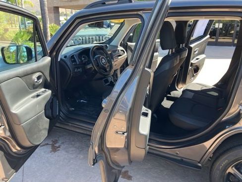Used 2018 Jeep Renegade Altitude w/ Advanced Technology Group FWD image 16