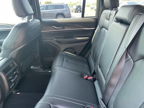 Used 2025 Jeep Grand Cherokee Limited RWD image 20