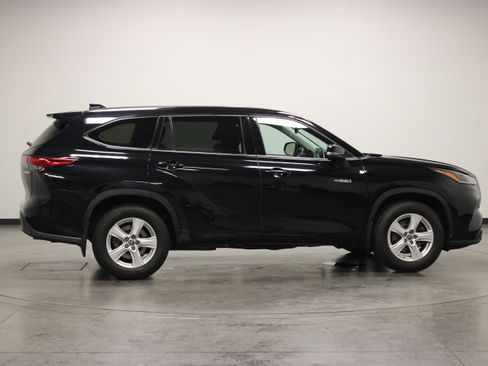 Used 2021 Toyota Highlander LE AWD/4WD image 7