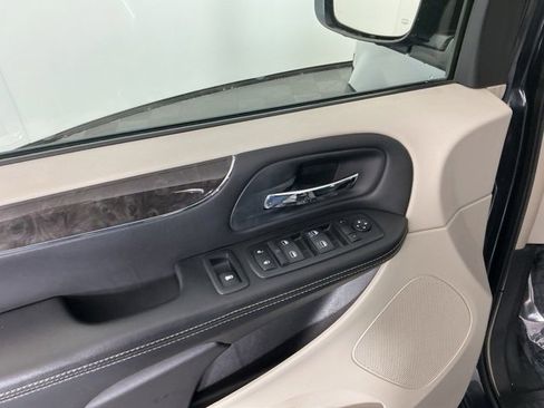 Used 2013 Chrysler Town & Country Touring image 13