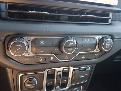 Used 2026 Jeep Wrangler Unlimited Rubicon AWD/4WD image 15