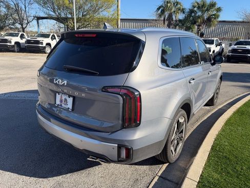 Used 2024 Kia Telluride EX w/ EX Captain's Chair Package image 4