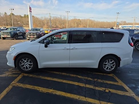 Used 2024 Chrysler Pacifica Touring-L image 7