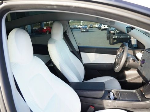 Used 2022 Tesla Model Y Long Range image 19