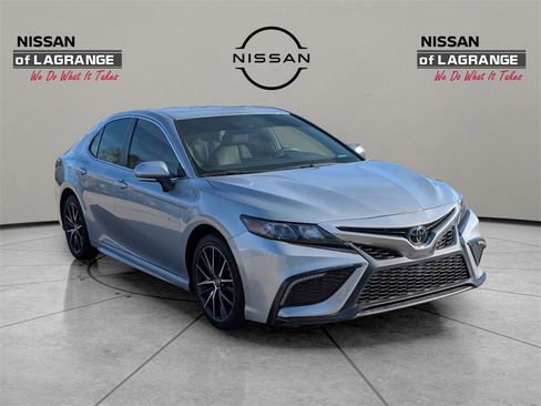 Used 2023 Toyota Camry SE image 3